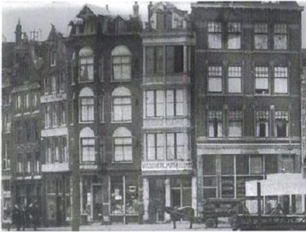 De winkel toen nog visscherijartikelen. Op 8 mei 1908 werd het hengelsport (Het derde huis links van de oude winkel werd in 1978 het pand waar Henk Peeters naar toe verhuisde)